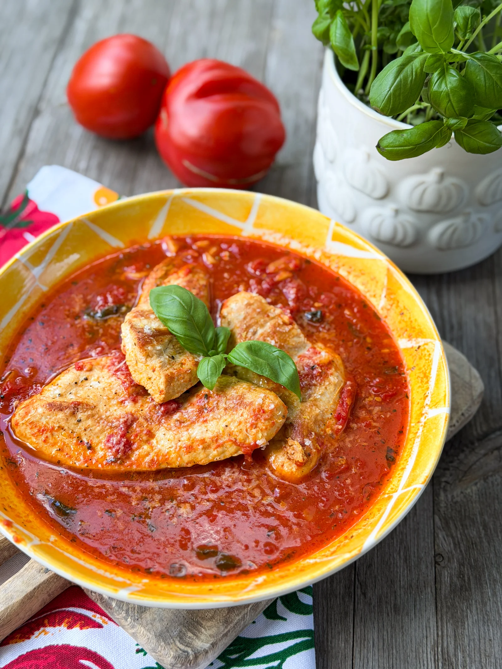 Kurczak w sosie pomidorowym z bazylią i parmezanem